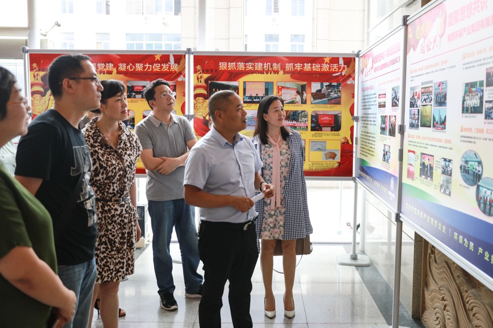 1.集团公司党委副书记、工会主席黄国全携带党员代阐发场参观进建。.jpg